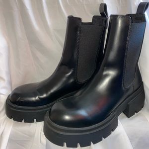 Platform Chelsea style boot size 9